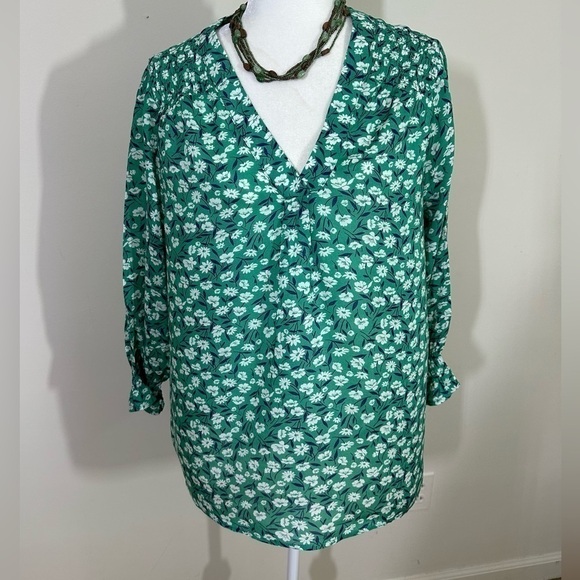 Jones & Co sz med blouse button down in a grass green with a ditsy print - Picture 10 of 14